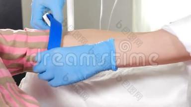 在手术过程中使用静脉滴注的特写，<strong>护士</strong>将点滴滴入导管中，放置在手臂上有皮带的躺卧<strong>患者</strong>身上。 4k
